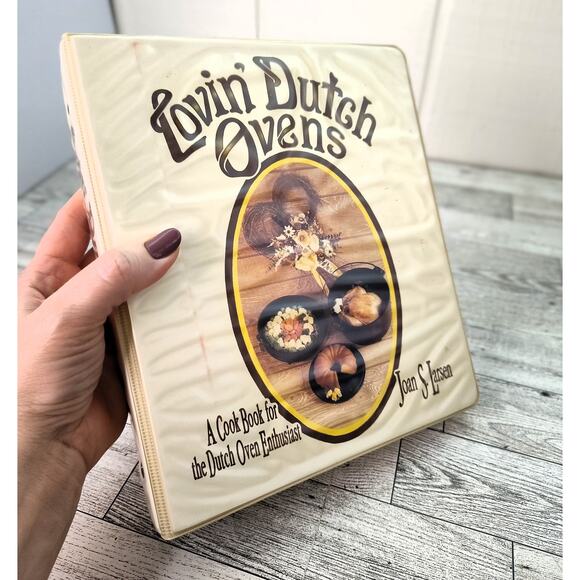 Lovin' Dutch Ovens 3 Ring Binder Cookbook 1991‎ Vintage by Joan S Larsen Recipes - Picture 1 of 14